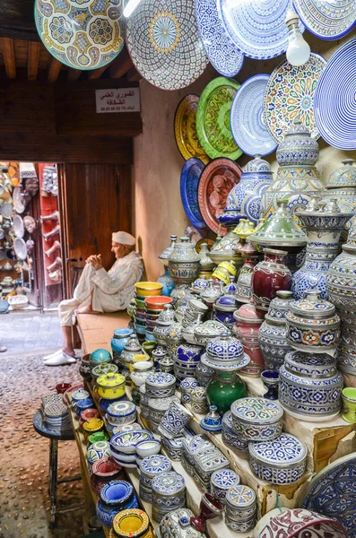 FEZ, MOROCCO, MAY 31, 2012- Ceramics displayed for sale in medina of Fez, Morocco — Stock Photo, Image