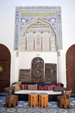 Fez, Fas. Mayıs 31, 2012: Fez Medine ortasında bir riad geleneksel dekore edilmiş oda