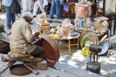 Fez, Fas, Mayıs 31, 2012- Artisan adam Fez eski Medine çarşısında bakır çömlek vurma