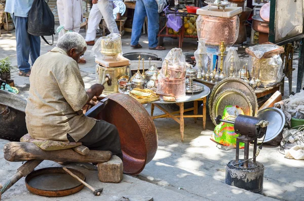 Fez, Fas, Mayıs 31, 2012- Artisan adam Fez eski Medine çarşısında bakır çömlek vurma
