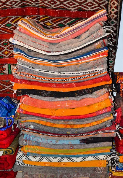 Typische farbenfrohe marokkanische Berberteppiche in der Medina von Fez, Marokko — Stockfoto