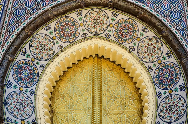 Fez, Marokko, 31 mei 2012: vergulde bronzen portalen van het Koninklijk Paleis monumentale poort — Stockfoto