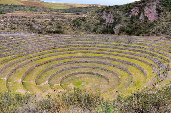 Antiguas terrazas agrícolas circulares incas en Moray usadas para estudiar los efectos de diferentes condiciones climáticas en los cultivos . —  Fotos de Stock