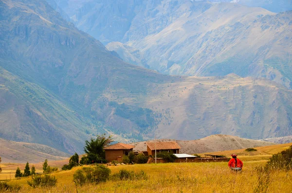 Vista panorámica del paisaje montañoso y del campo de Perú —  Fotos de Stock