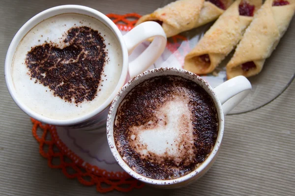 Duas xícaras de café com um coração pintado na superfície e cooki — Fotografia de Stock