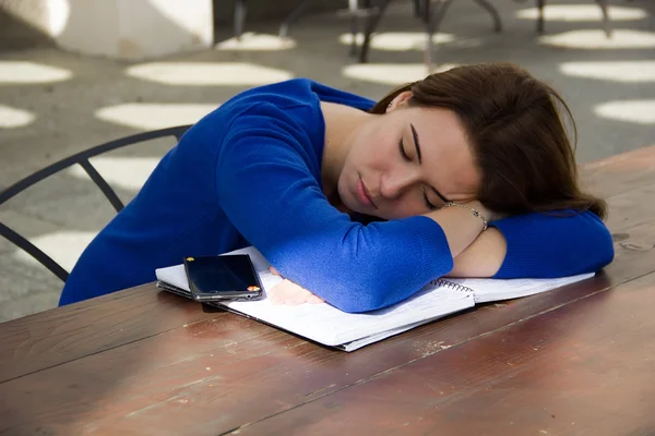 十几岁的女孩睡在户外教育笔记本上. 图库图片