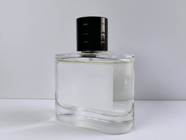 Beyaz Arkaplanda Boş Etiketli Parfüm Şişe Modeli