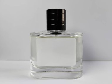 Beyaz Arkaplanda Boş Etiketli Parfüm Şişe Modeli