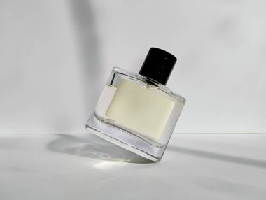 Beyaz Arkaplanda Boş Etiketli Parfüm Şişe Modeli