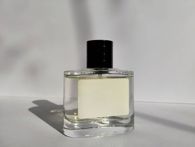 Beyaz Arkaplanda Boş Etiketli Parfüm Şişe Modeli