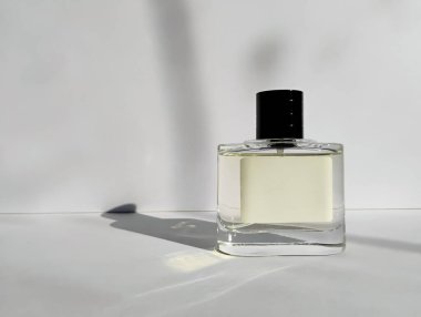 Beyaz Arkaplanda Boş Etiketli Parfüm Şişe Modeli