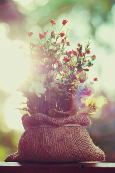 Νεκρή φύση με ένα όμορφο μπουκέτο λουλούδια, vintage χρωματικό τόνο. Royalty Free Φωτογραφίες Αρχείου