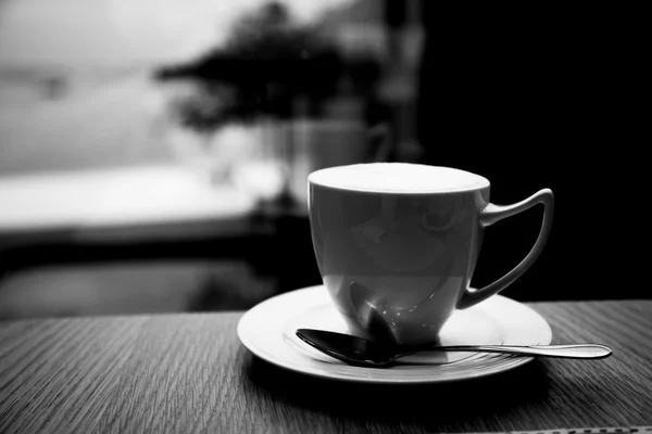 Primo piano della tazza di caffè caldo, tono bianco e nero — Foto Stock