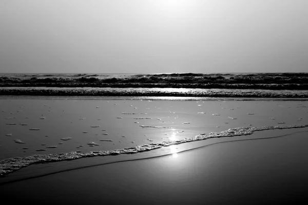 Foto in bianco e nero della spiaggia di sabbia nera — Foto Stock