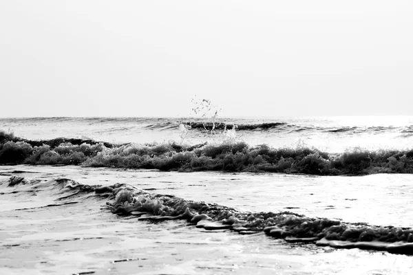 Beau ciel avec plage et mer tropicale en Thaïlande . — Photo