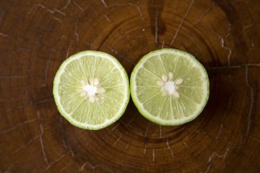 Ahşap arka plan üzerinde taze limes