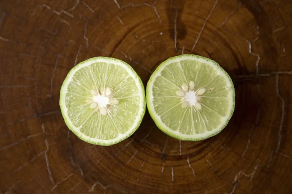 Ahşap arka plan üzerinde taze limes
