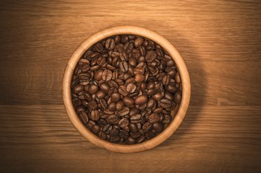 Kahve çekirdekleri ahşap bir kasede