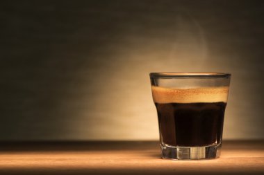 Espresso kahve üzerinde ahşap bir masa