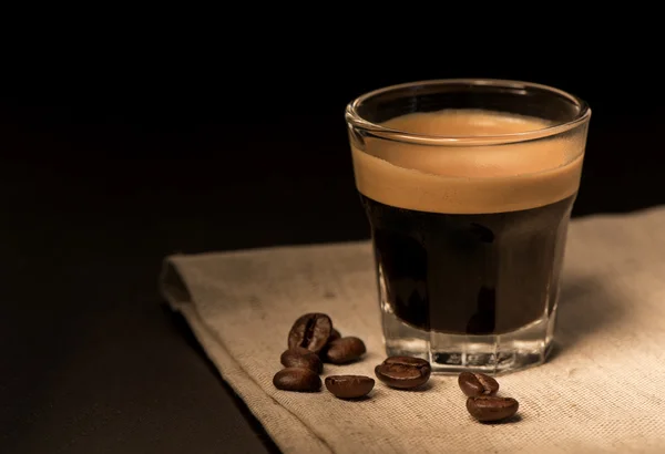 Espresso-Kaffee mit Bohnen — Stockfoto