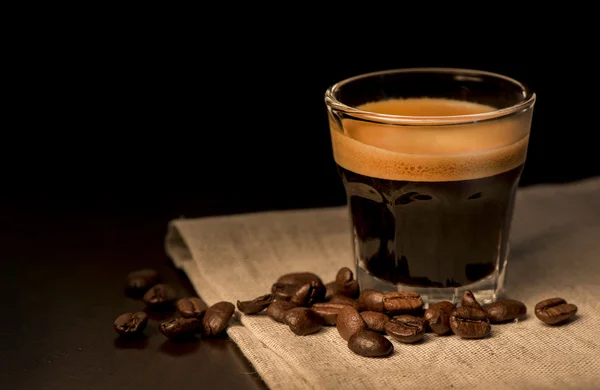 Espresso-Kaffee mit Bohnen — Stockfoto