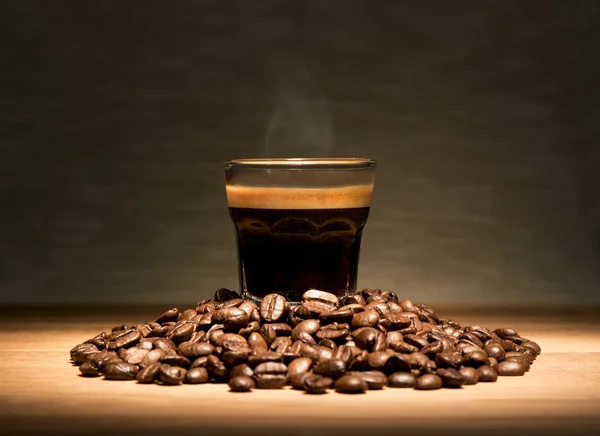 Espresso-Kaffee mit Bohnen — Stockfoto