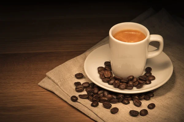 Espresso-Kaffee mit Bohnen — Stockfoto