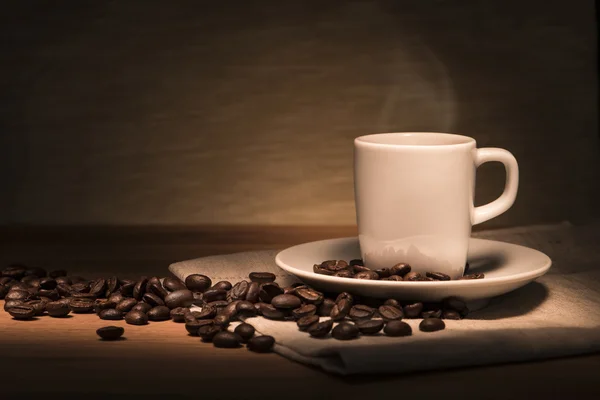 Espresso-Kaffee mit Bohnen — Stockfoto