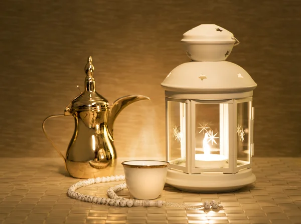 Рамаданский фонарь с арабским кофе — стоковое фото