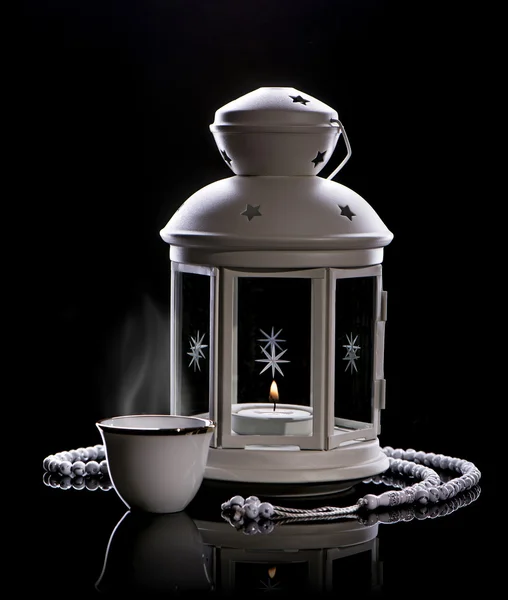 Bílá Lucerna s růžencem a Arabská káva — Stock fotografie