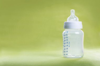 Bebek süt şişesi yeşil bir sayfada
