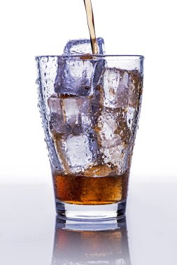 Pooring alkolsüz içecek bir bardak buz ile