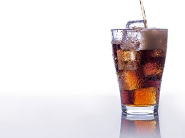 Pooring alkolsüz içecek bir bardak buz ile