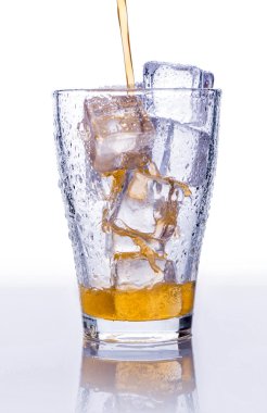 Pooring alkolsüz içecek bir bardak buz ile