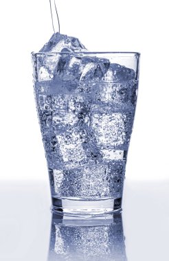 Pooring alkolsüz içecek bir bardak buz ile
