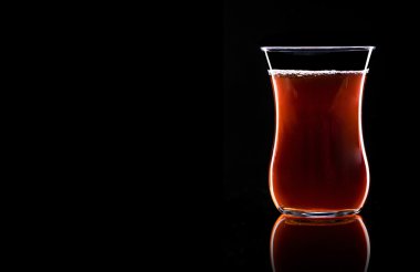 Bir bardak kırmızı çay