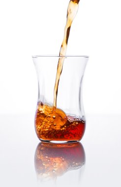 Bir bardak çay dökme