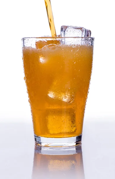 Наливание безалкогольного напитка в стакане со льдом — стоковое фото