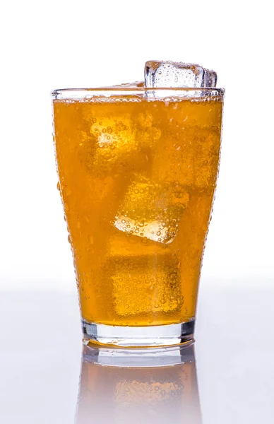 Холодный освежающий прохладительный напиток со льдом — стоковое фото