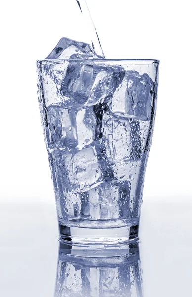 Bebida gaseosa en un vaso con hielo —  Fotos de Stock