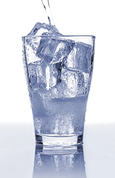Bebida gaseosa en un vaso con hielo —  Fotos de Stock