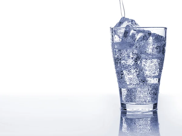 Bebida gaseosa en un vaso con hielo —  Fotos de Stock