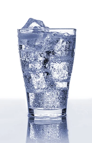 Refrescante bebida fría con hielo —  Fotos de Stock