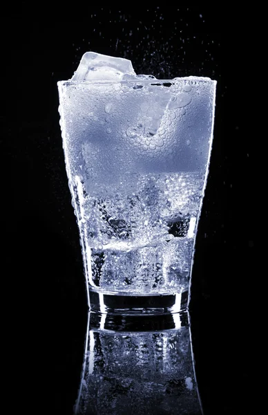 Kaltes Erfrischungsgetränk mit Eis — Stockfoto