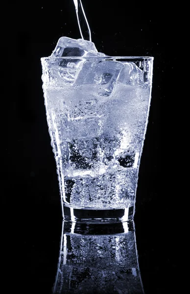 Pauvre boisson gazeuse dans un verre avec de la glace — Photo