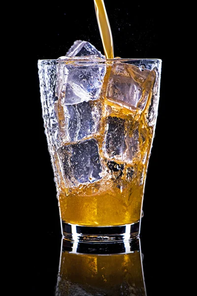 Pooring ソフトド リンクをグラスに氷 — ストック写真
