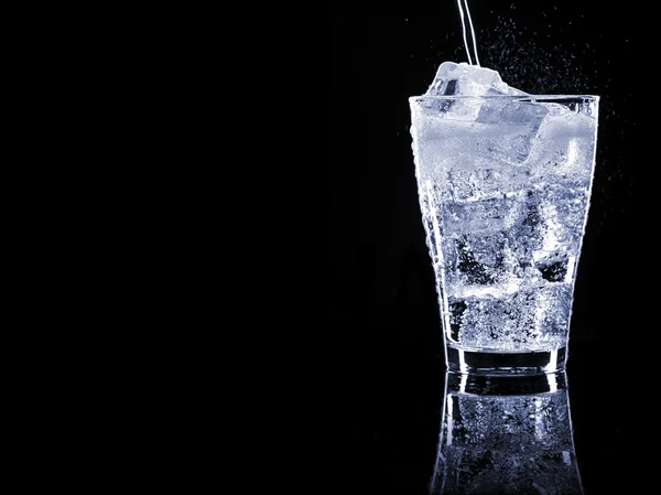 Bebida gaseosa en un vaso con hielo —  Fotos de Stock