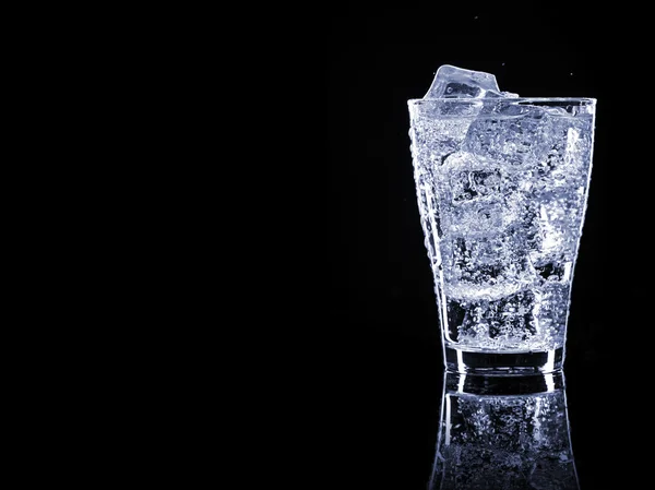 Bevanda rinfrescante fredda con ghiaccio — Foto Stock