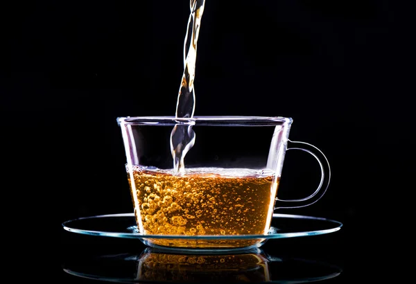 Налить зеленый чай в стакан — стоковое фото