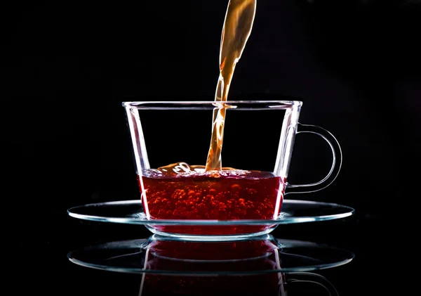 Налить чай в стакан — стоковое фото